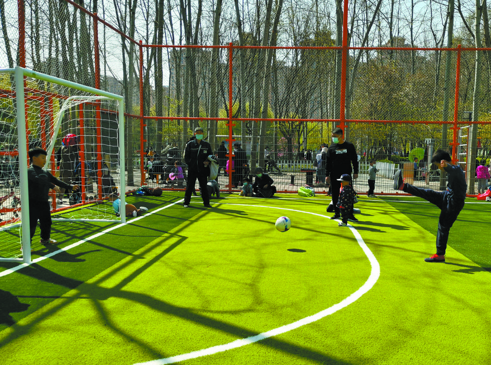 石市一位中学生爽气打分:给篮球公园打99分假期首日81个球类运动场