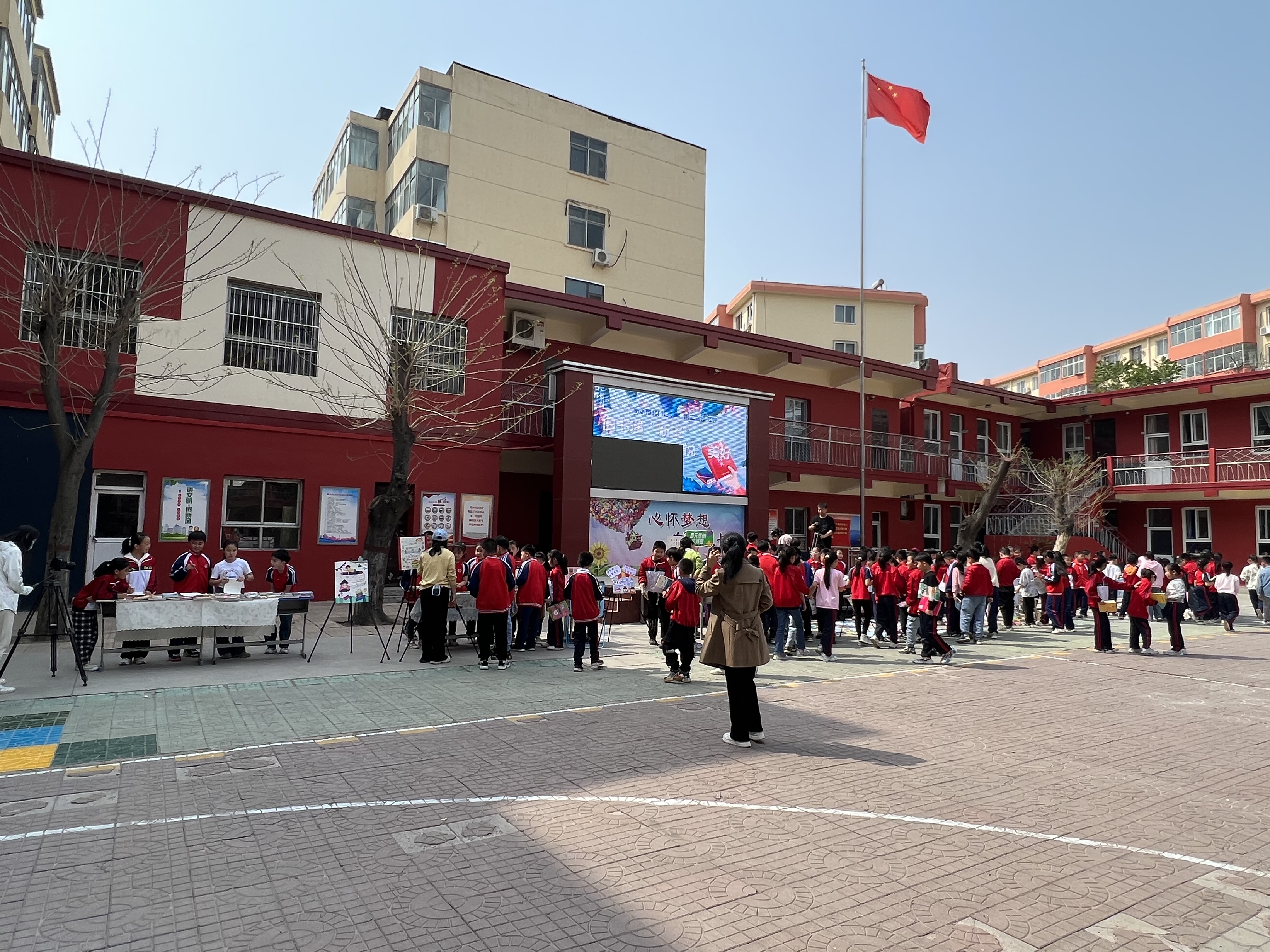 旧书遇新主衡水市北门口小学举办跳蚤市场图书交易活动