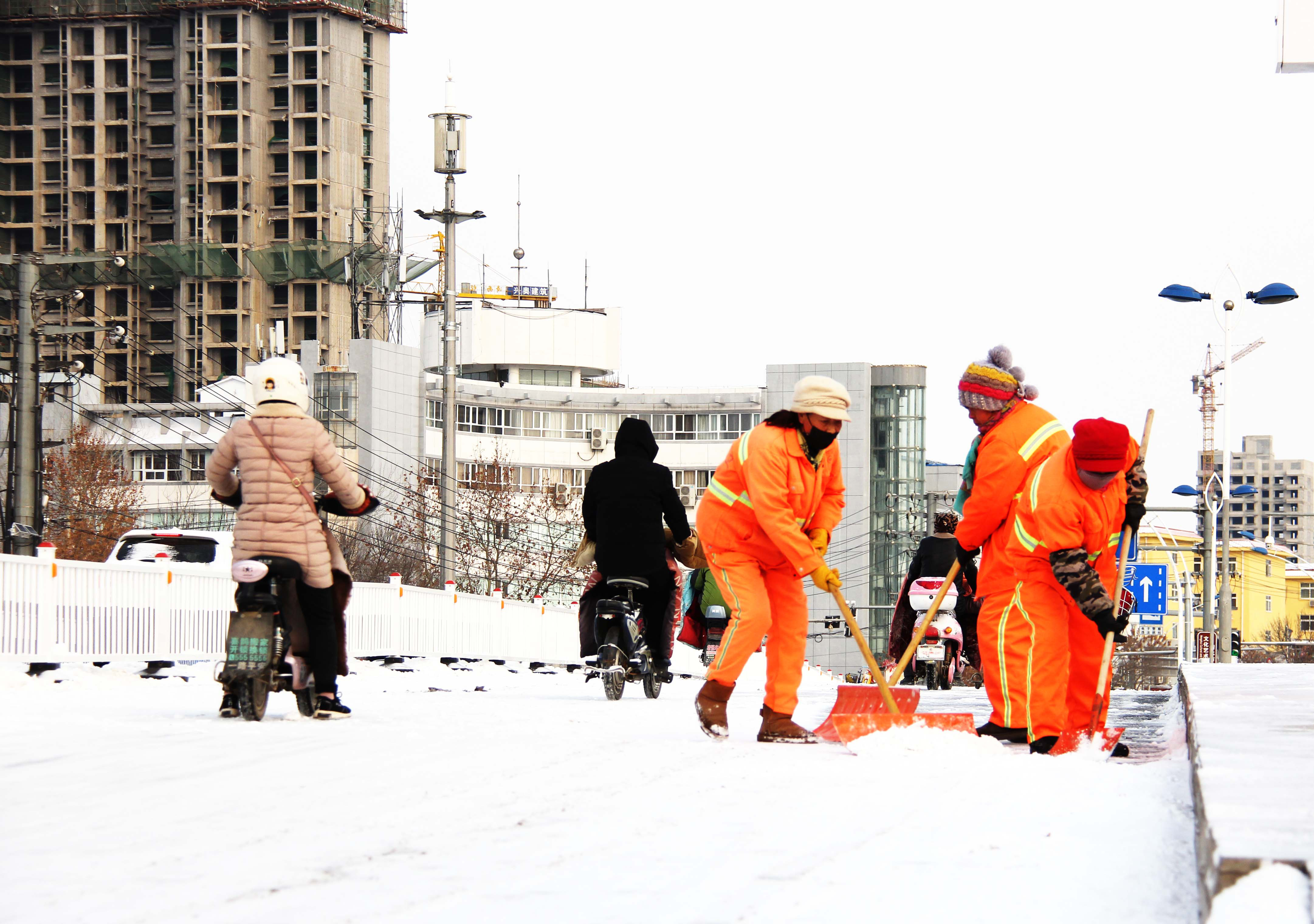 雪停后,由130名环卫工人组成的清雪应急小分队还集中清理了市区