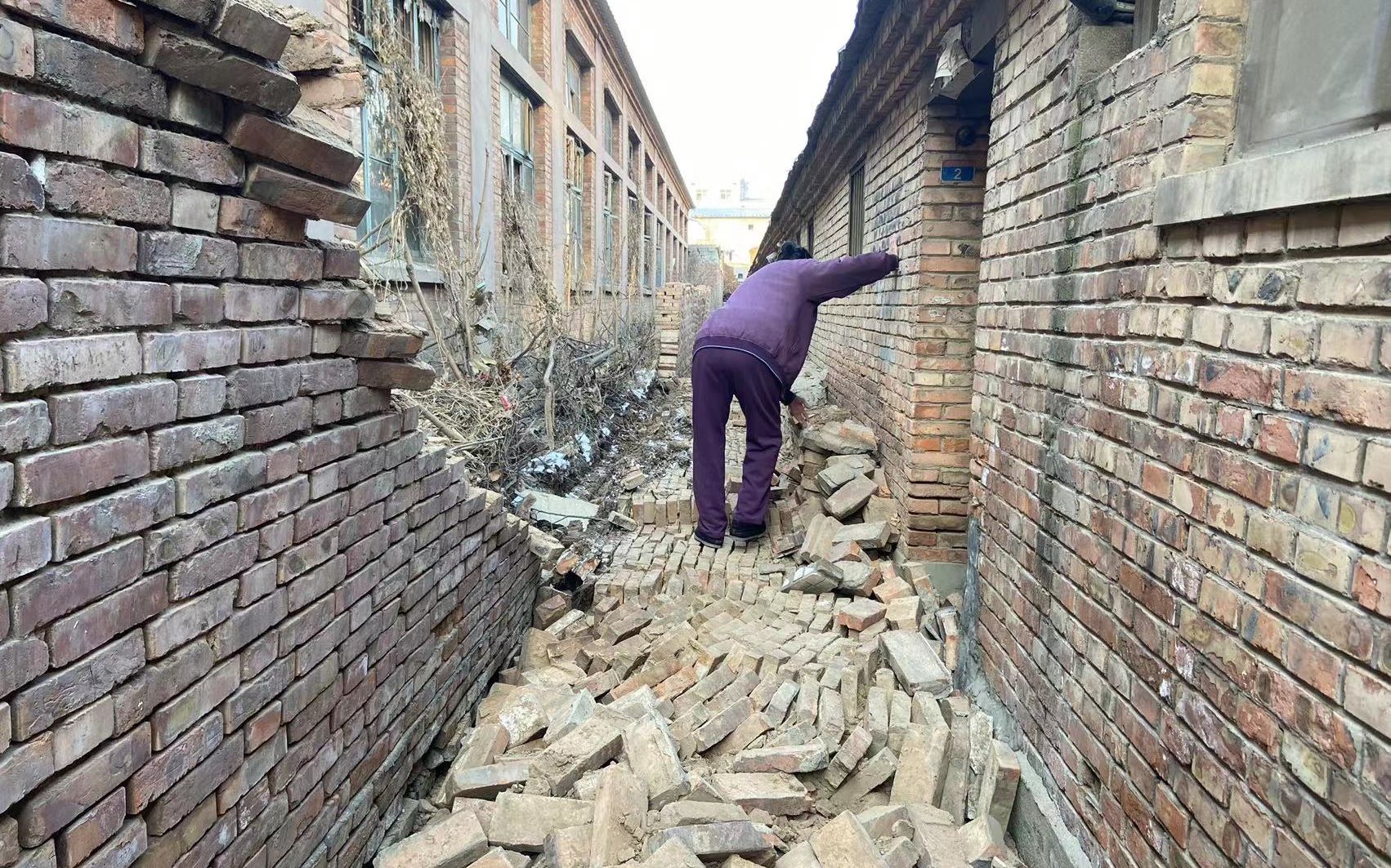 衡水市区利财胡同一段墙体半夜倒塌居民担心出行安全