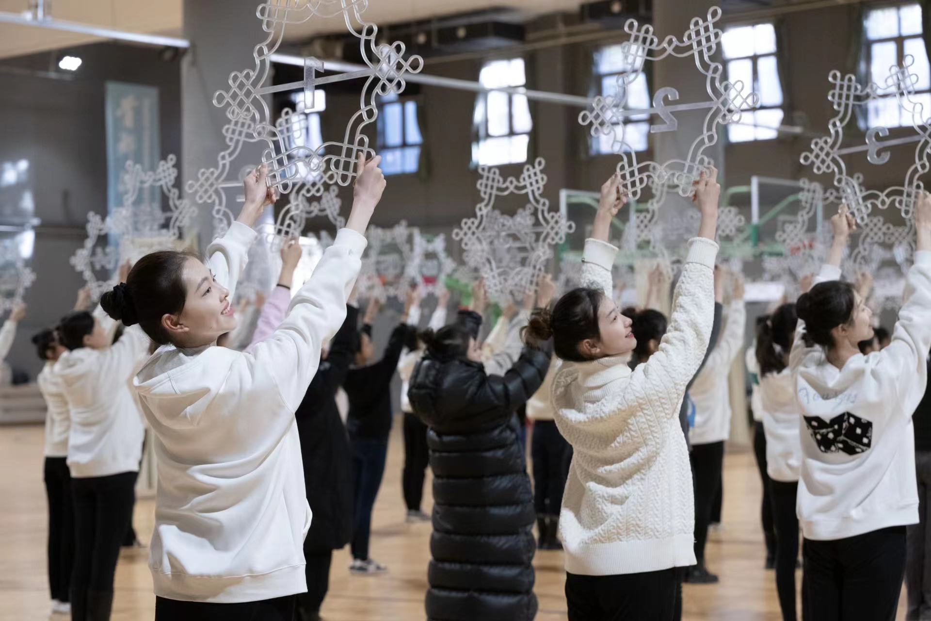 训练中的任紫涵(前排右二)"身体酸痛,有时候累得眼泪在眼眶里打转,但