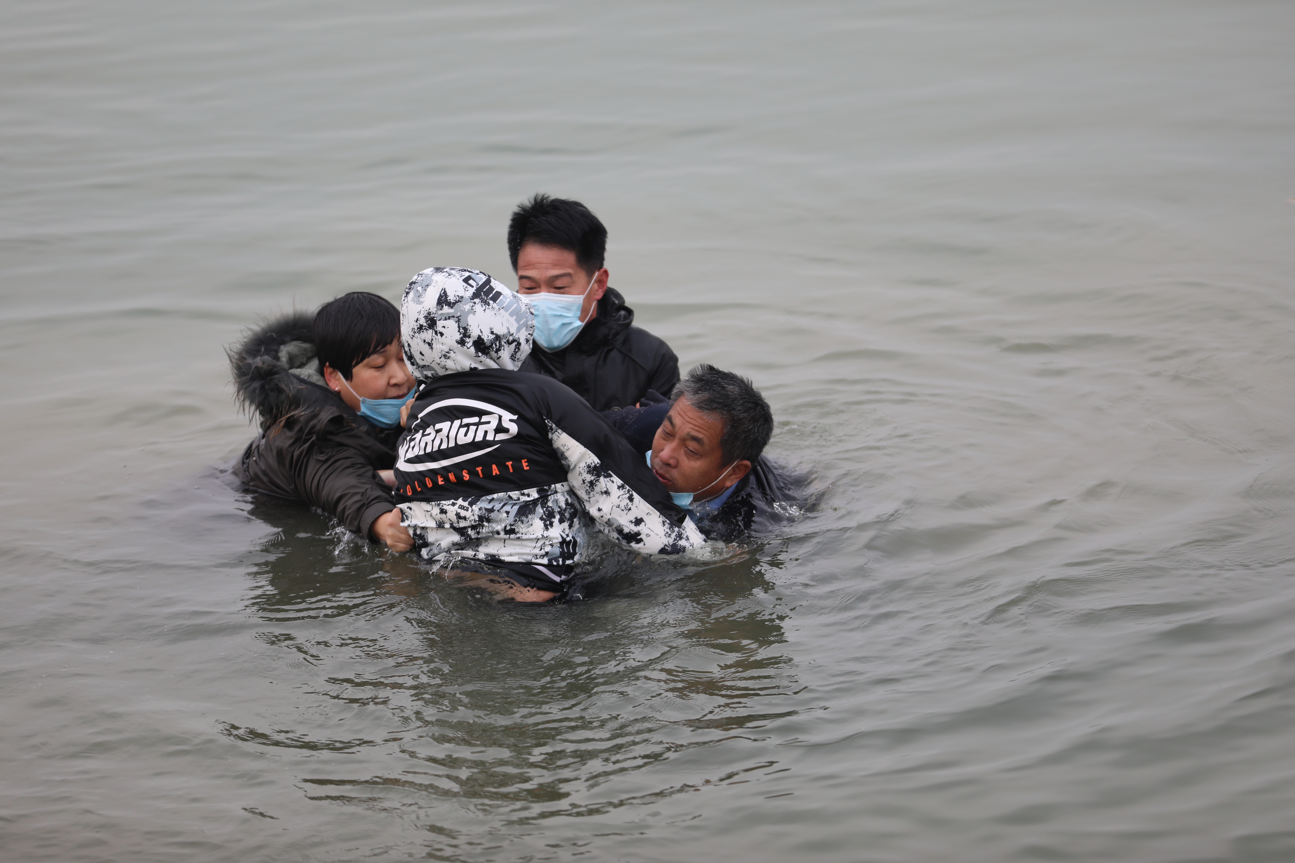 衡水湖有人落水危急时刻他们挺身而出