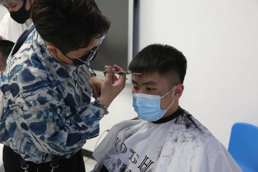 爱心团队来校理发洗剪吹后千余名衡中学子变身俊男靓女