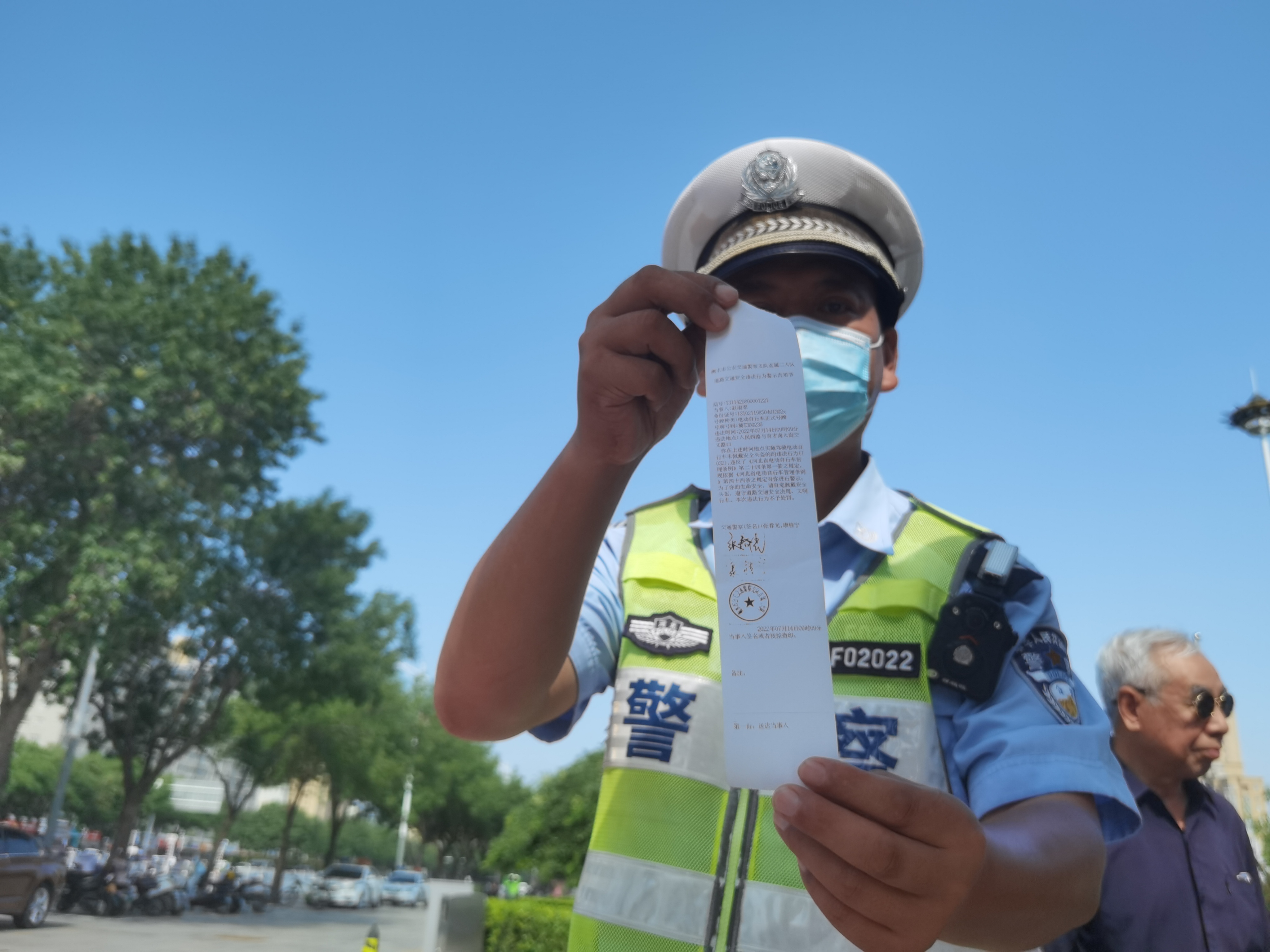 记者直击衡水交警开展头盔整治提升行动首次未戴头盔者被警告