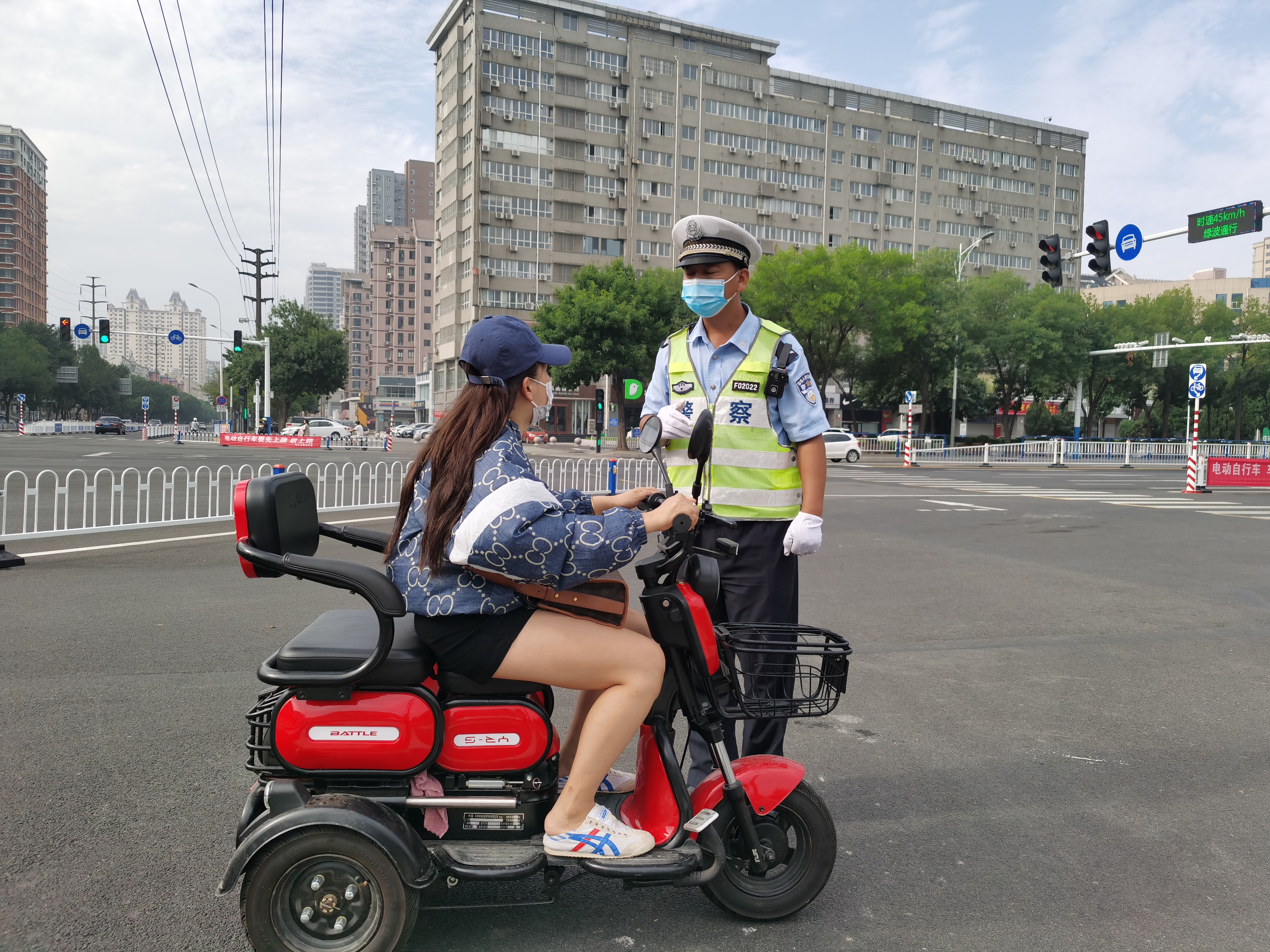 市交警支队各民辅警均坚守在各执勤卡点,认真检查过往车辆及人员,做到