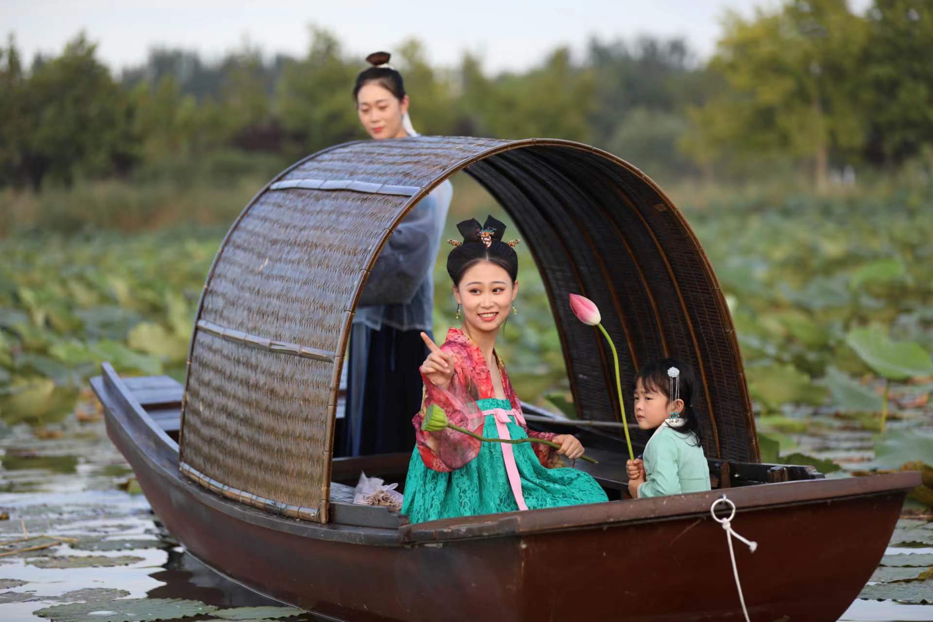 5a创建秀出唯美江南风特色乌篷船亮相衡水湖
