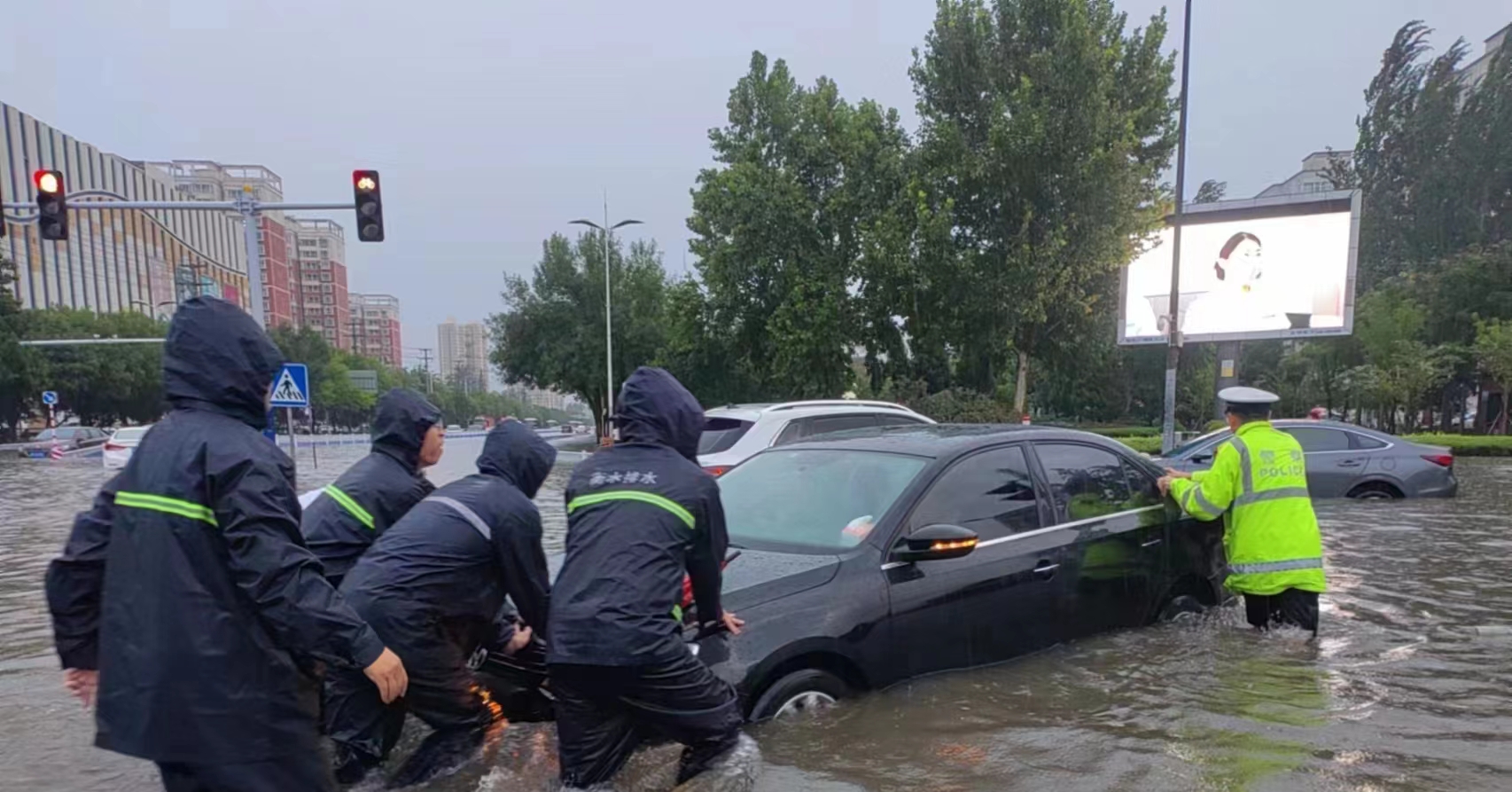 泛亚电竞官网_衡水市城管局排水管理中心全力排水保畅通(图1)