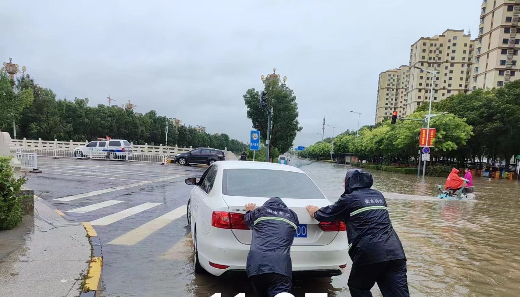 泛亚电竞官网_衡水市城管局排水管理中心全力排水保畅通(图2)