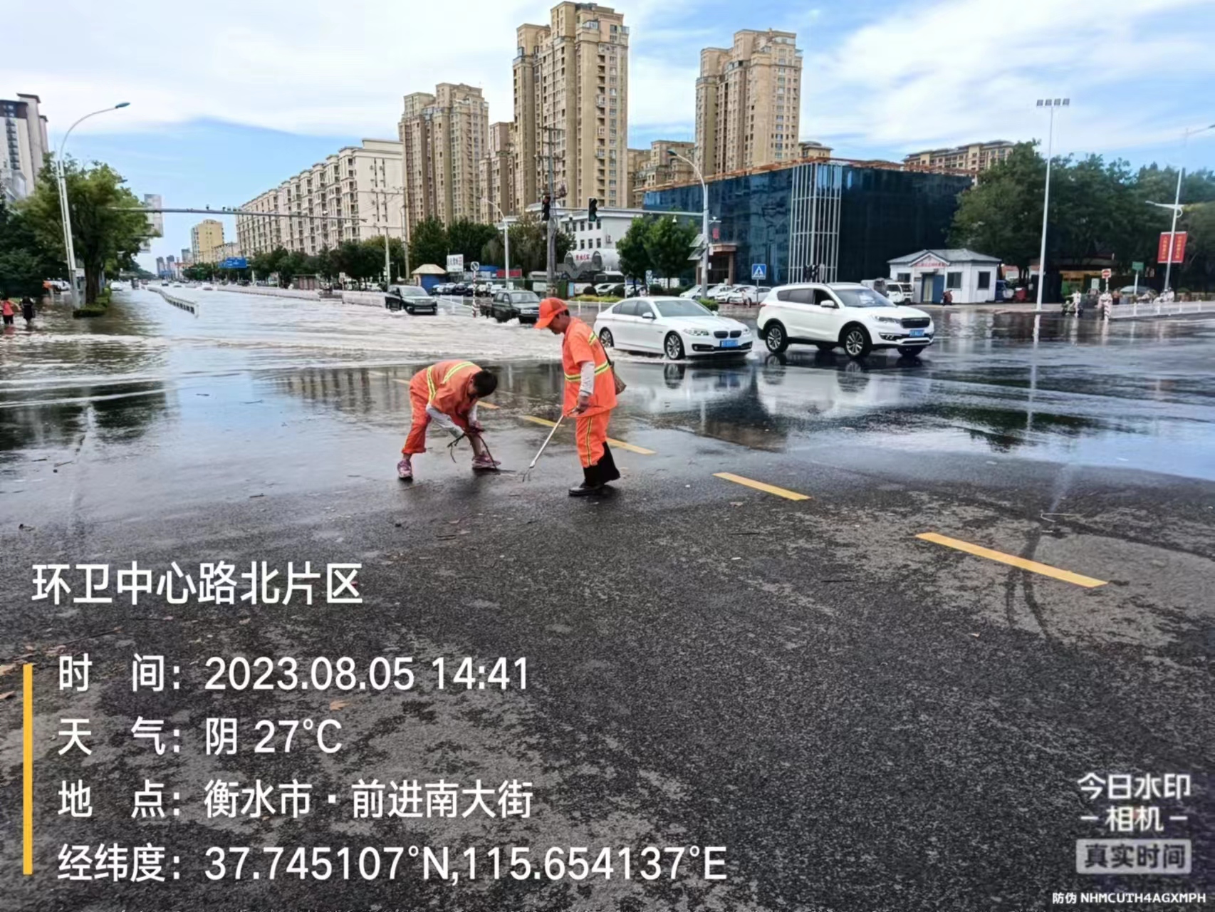 衡水1500余名环卫工冒雨捍卫城市环境_ayx官方(图2)