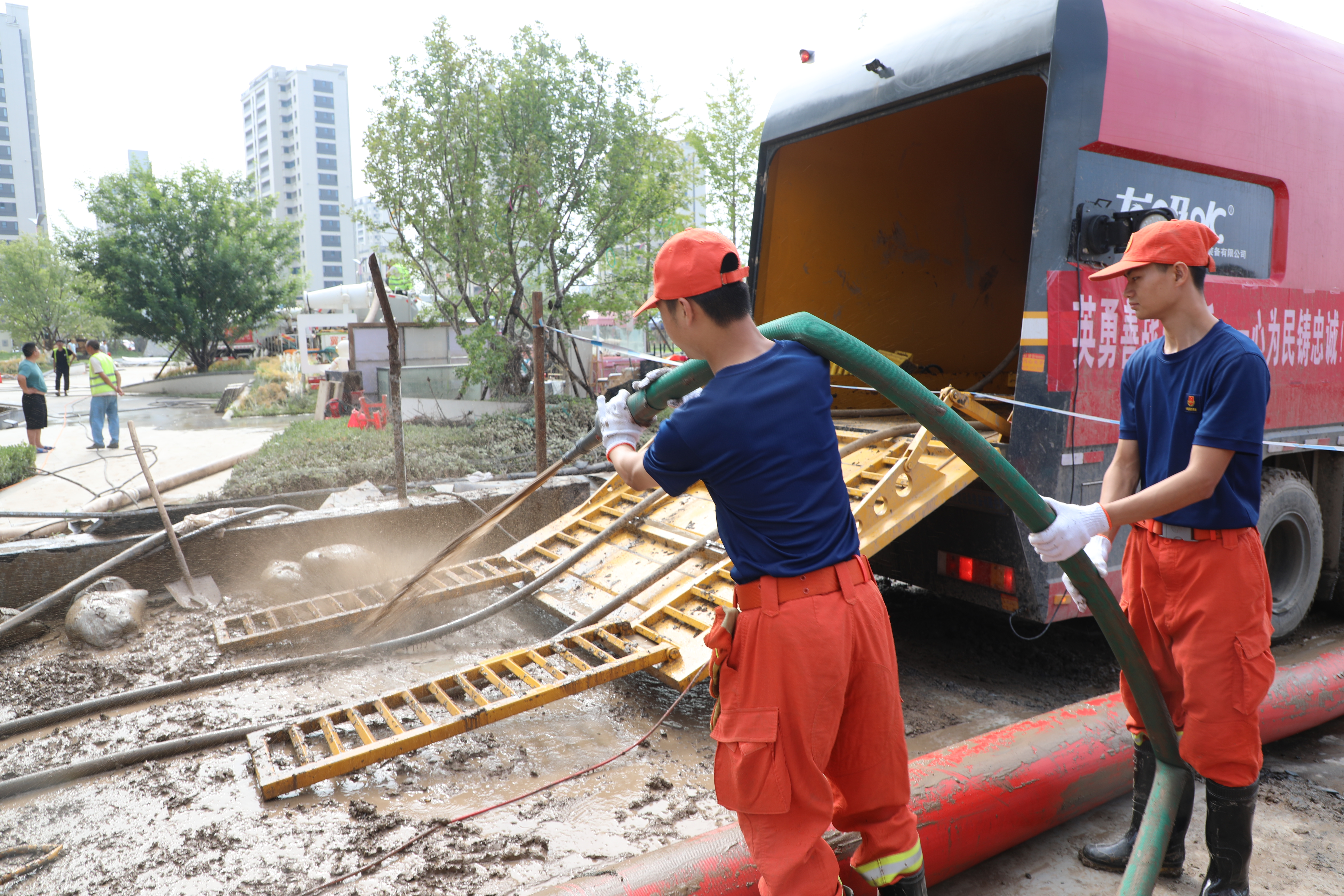 涿州救援一线丨衡水消防冒雨转战涿州市中冶未来城开展排涝清淤-泛亚电竞官网(图5)