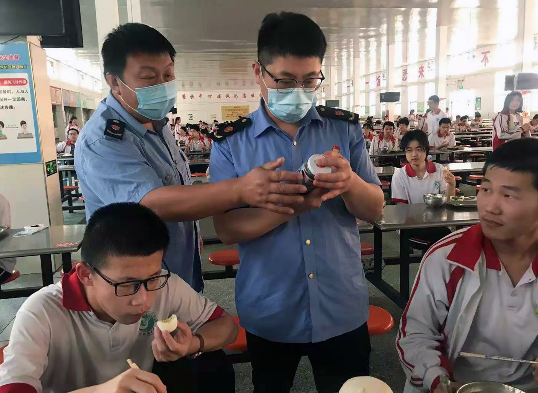 ‘雷火电竞官方网站’衡水市市场监管局打造省级标准化学校食堂“样板间”(图3)