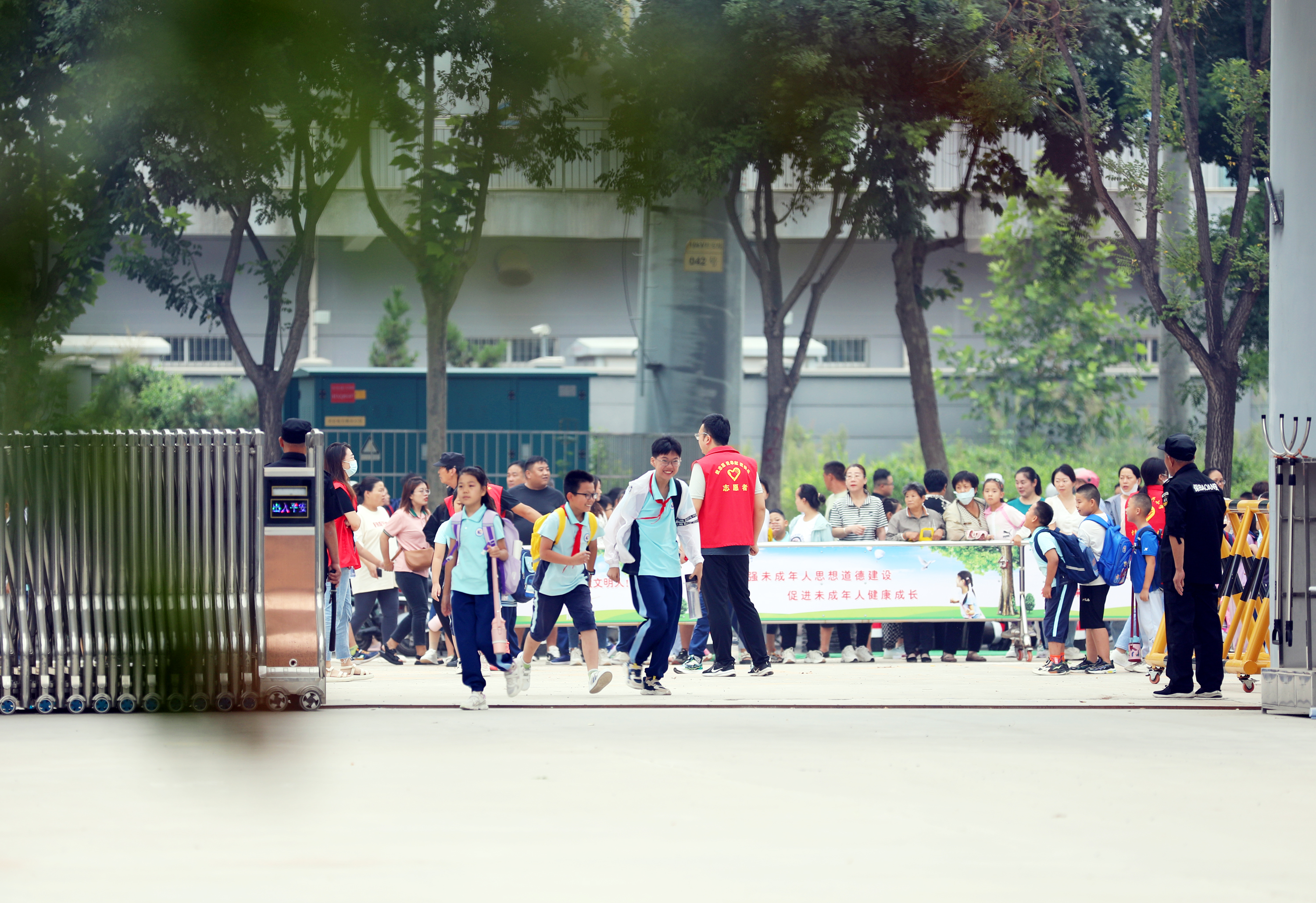 “雷火电竞在线登录官网”湖城慢直播｜你好，新学期！——衡水小学开学第一天实录(图25)