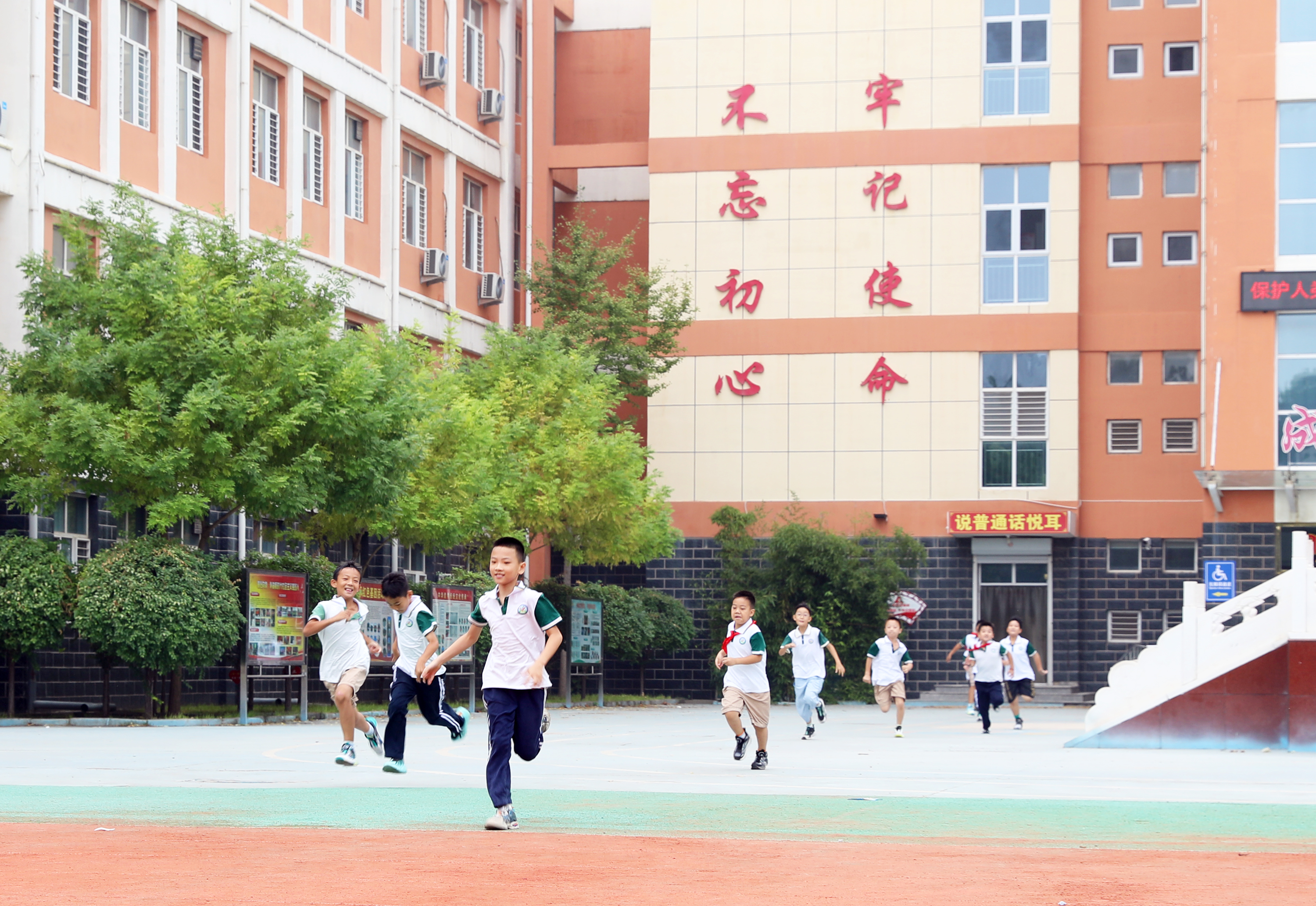 “雷火电竞在线登录官网”湖城慢直播｜你好，新学期！——衡水小学开学第一天实录(图37)