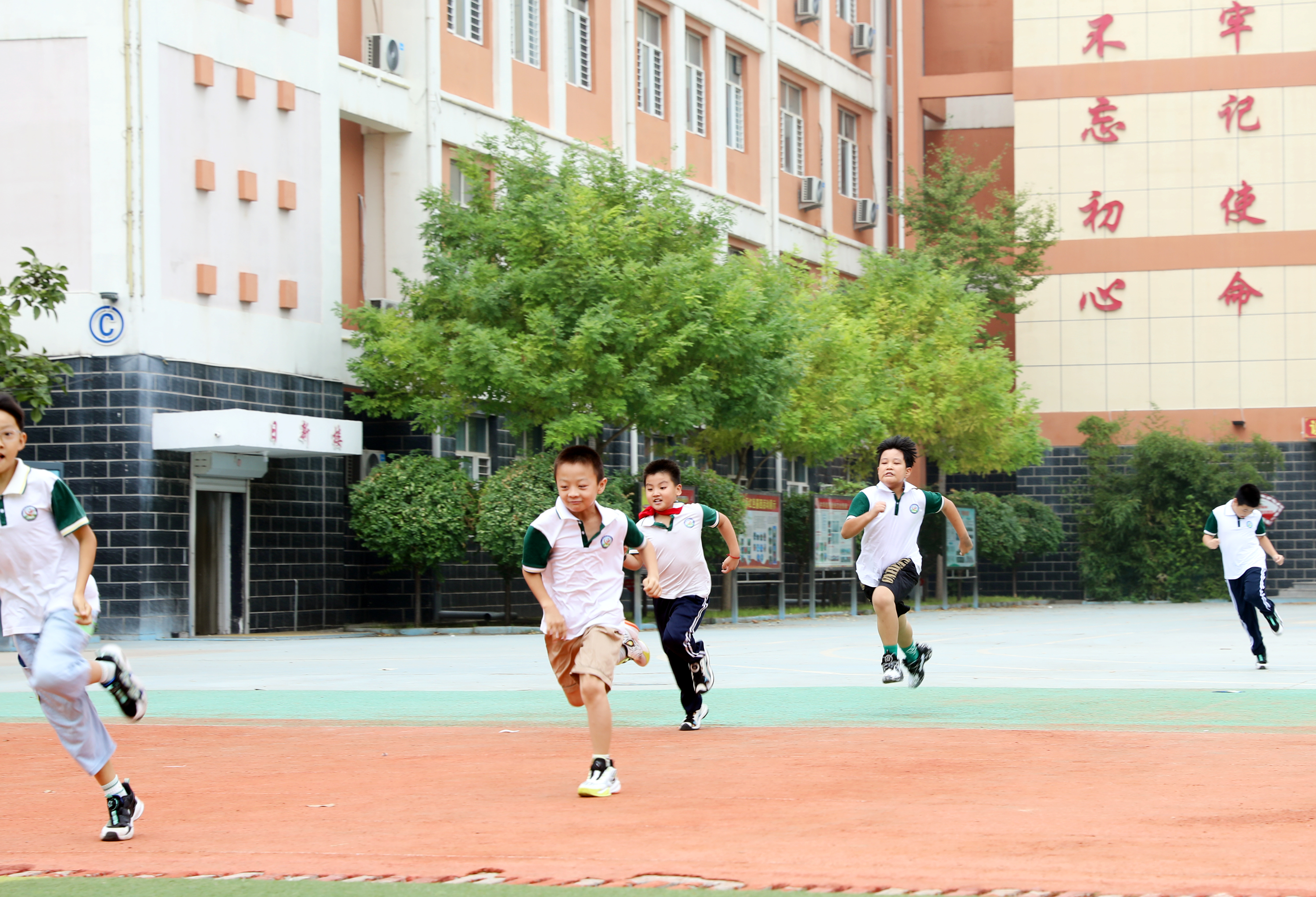 泛亚电竞官方入口-湖城慢直播｜你好，新学期！——衡水小学开学第一天实录(图36)