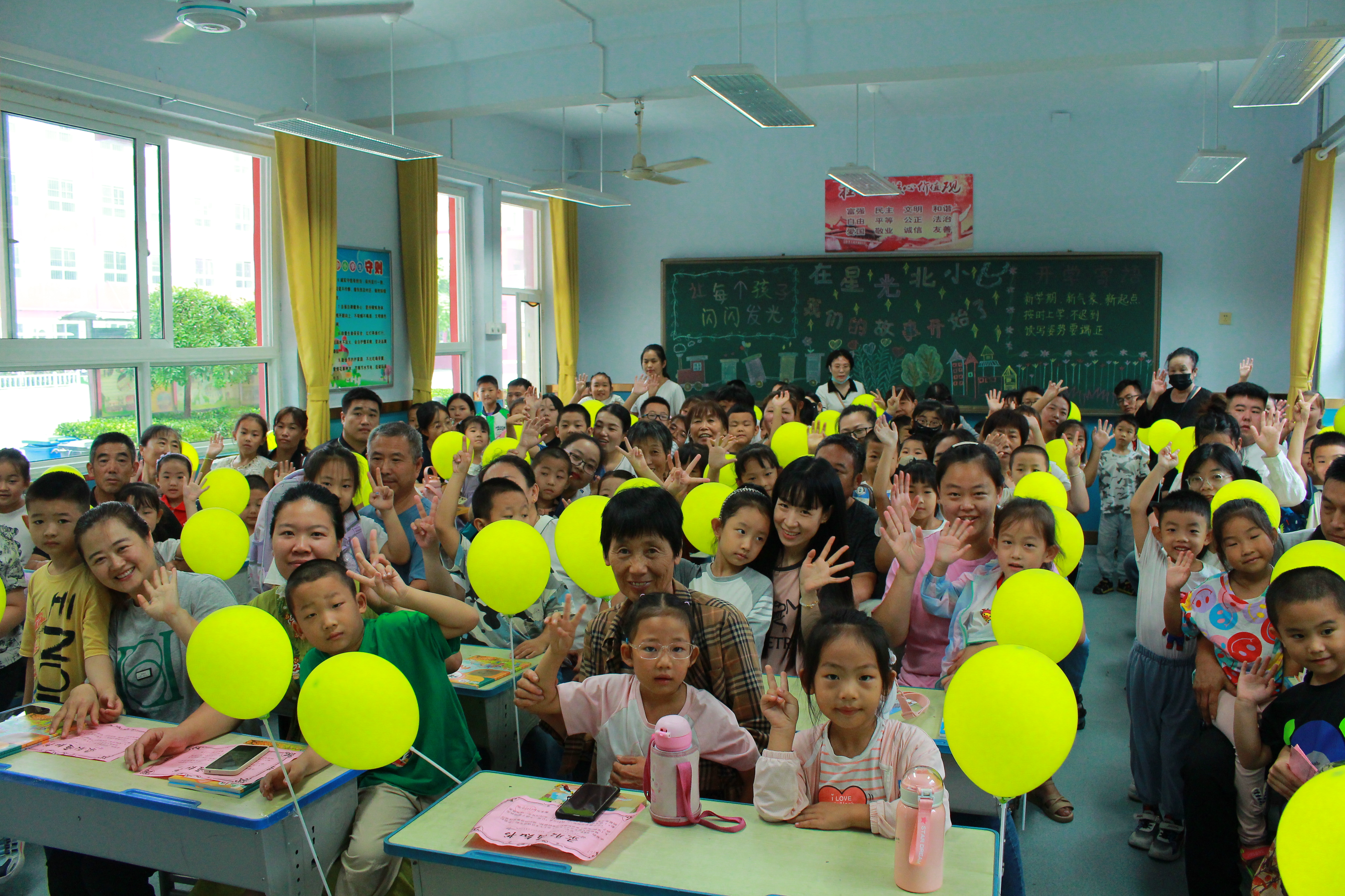 泛亚电竞官方入口-湖城慢直播｜你好，新学期！——衡水小学开学第一天实录(图5)