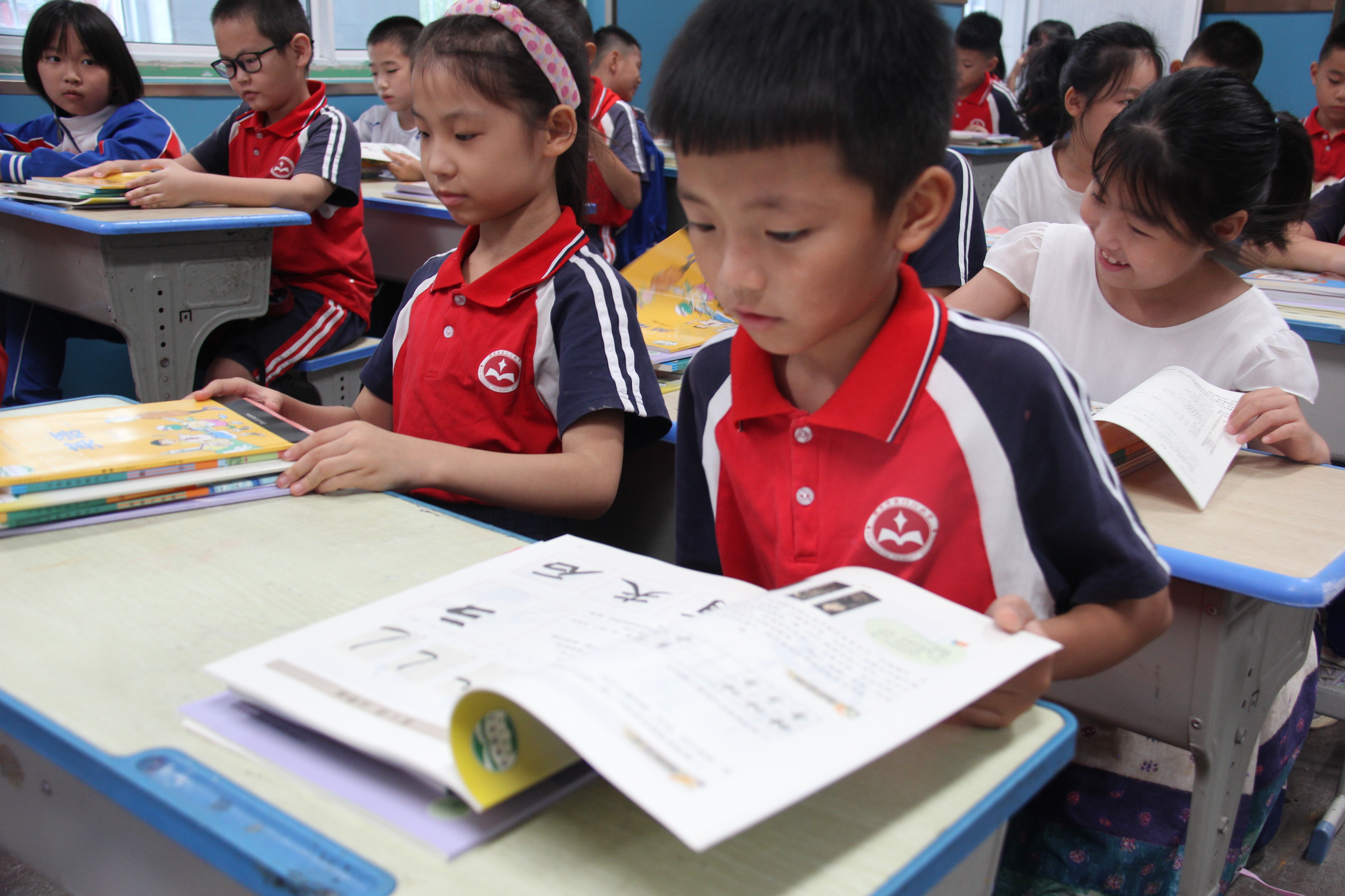 泛亚电竞官方入口-湖城慢直播｜你好，新学期！——衡水小学开学第一天实录(图7)