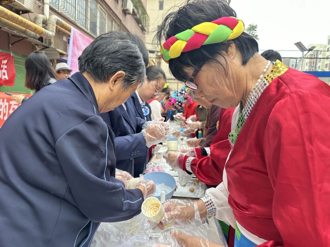 半岛官方下载地址：桃城区杨树社区举办“月圆家和 共庆双节”首届睦邻节(图2)