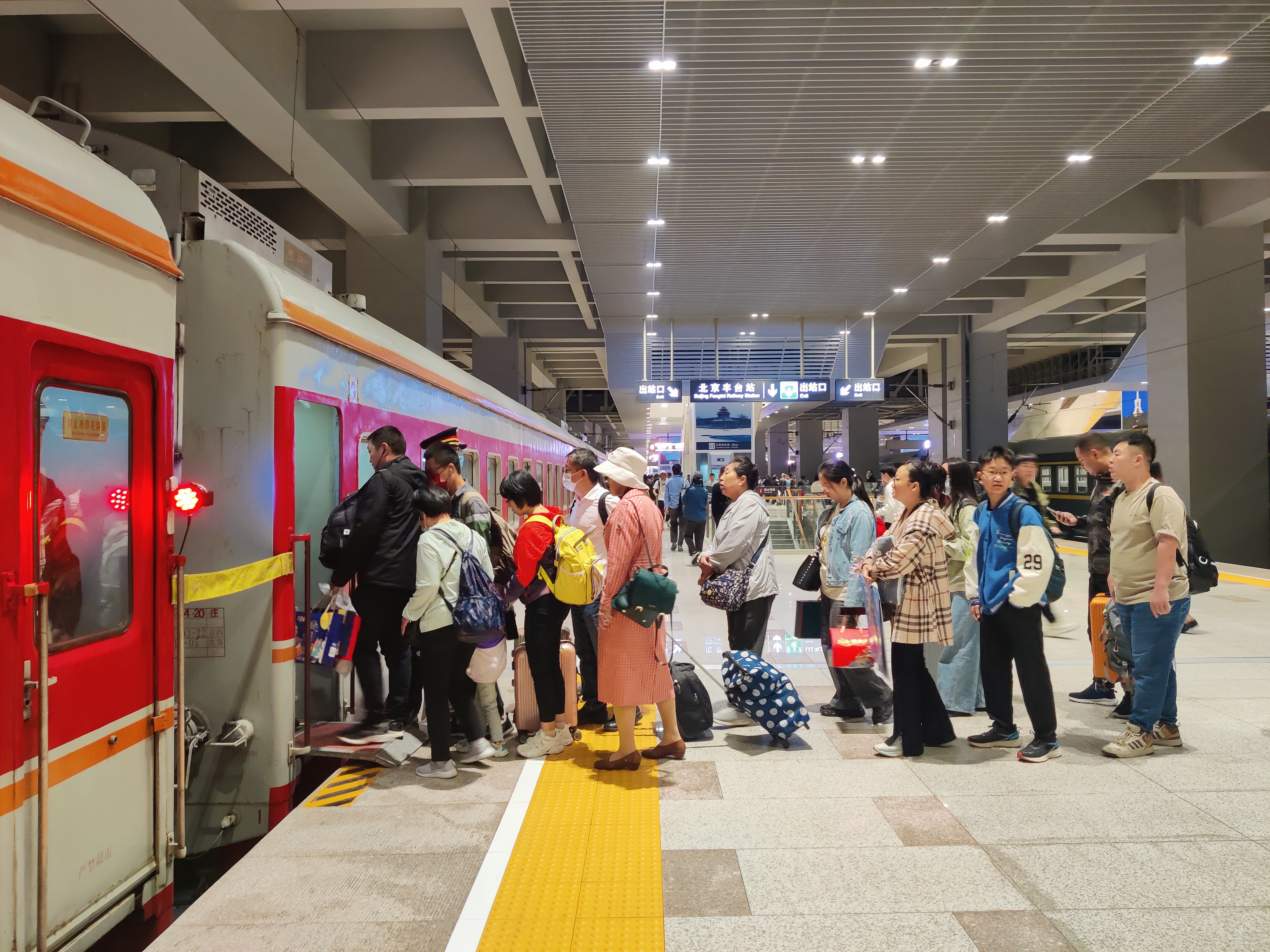 9月27日至10月2日 衡水车务段发送旅客117700人次|泛亚电竞(图3)