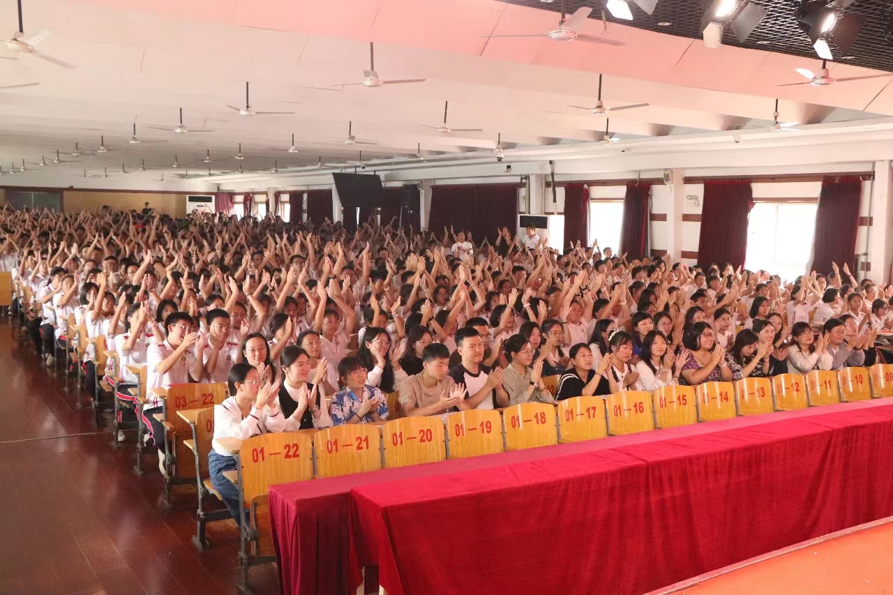 雷火电竞首页-衡水市教育局联合市第十三中学举行国庆庆祝活动(图3)