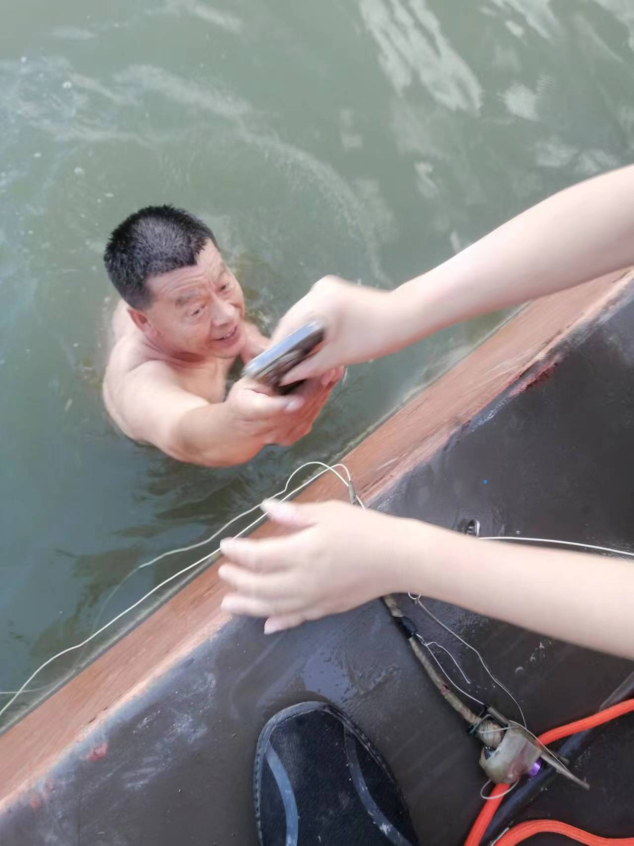 博鱼·体育中国入口：衡水保安潜入湖底为游客捞手机获赞(图3)