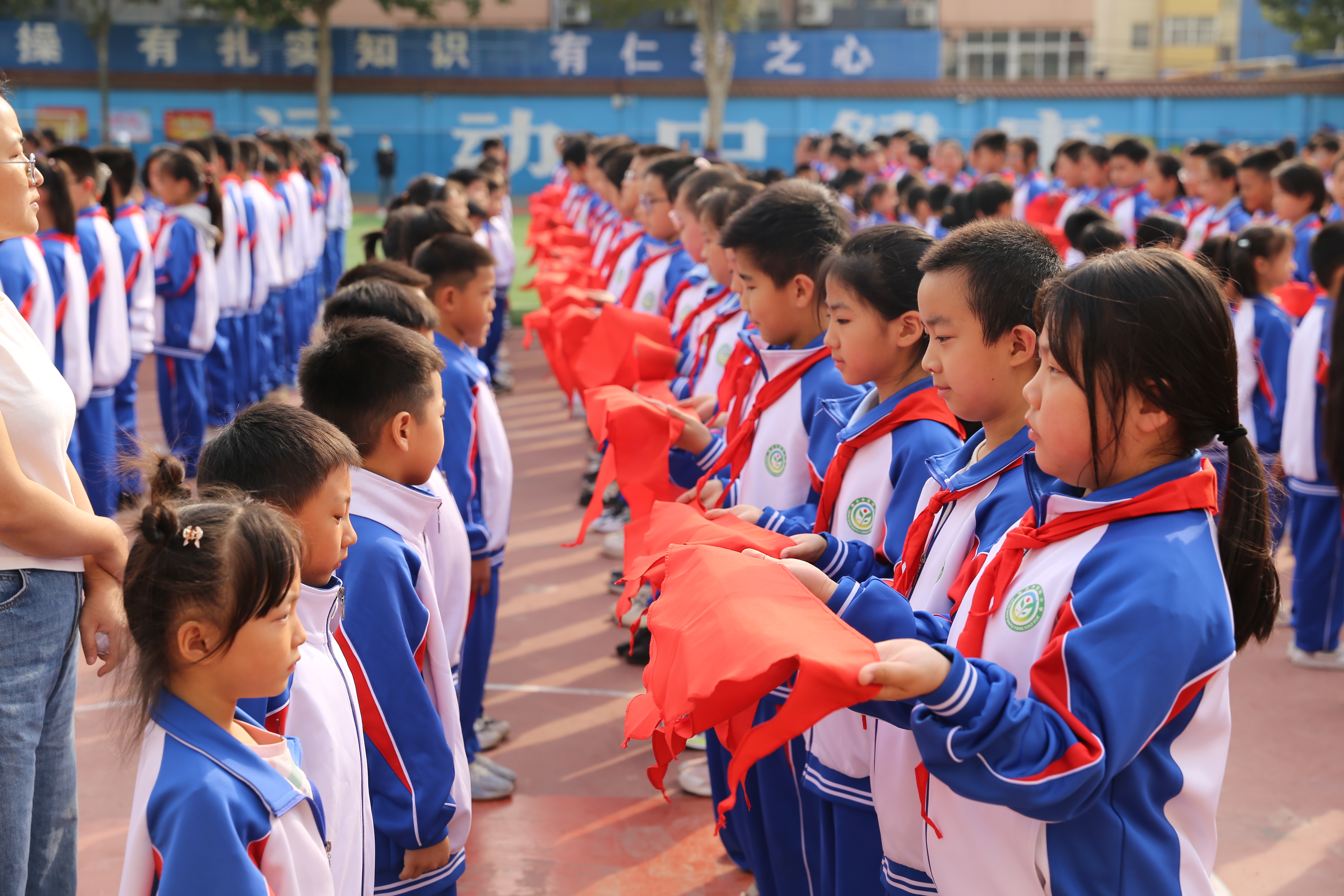 衡水滏阳小学举行少先队新队员入队仪式|半岛官方下载入口(图2)