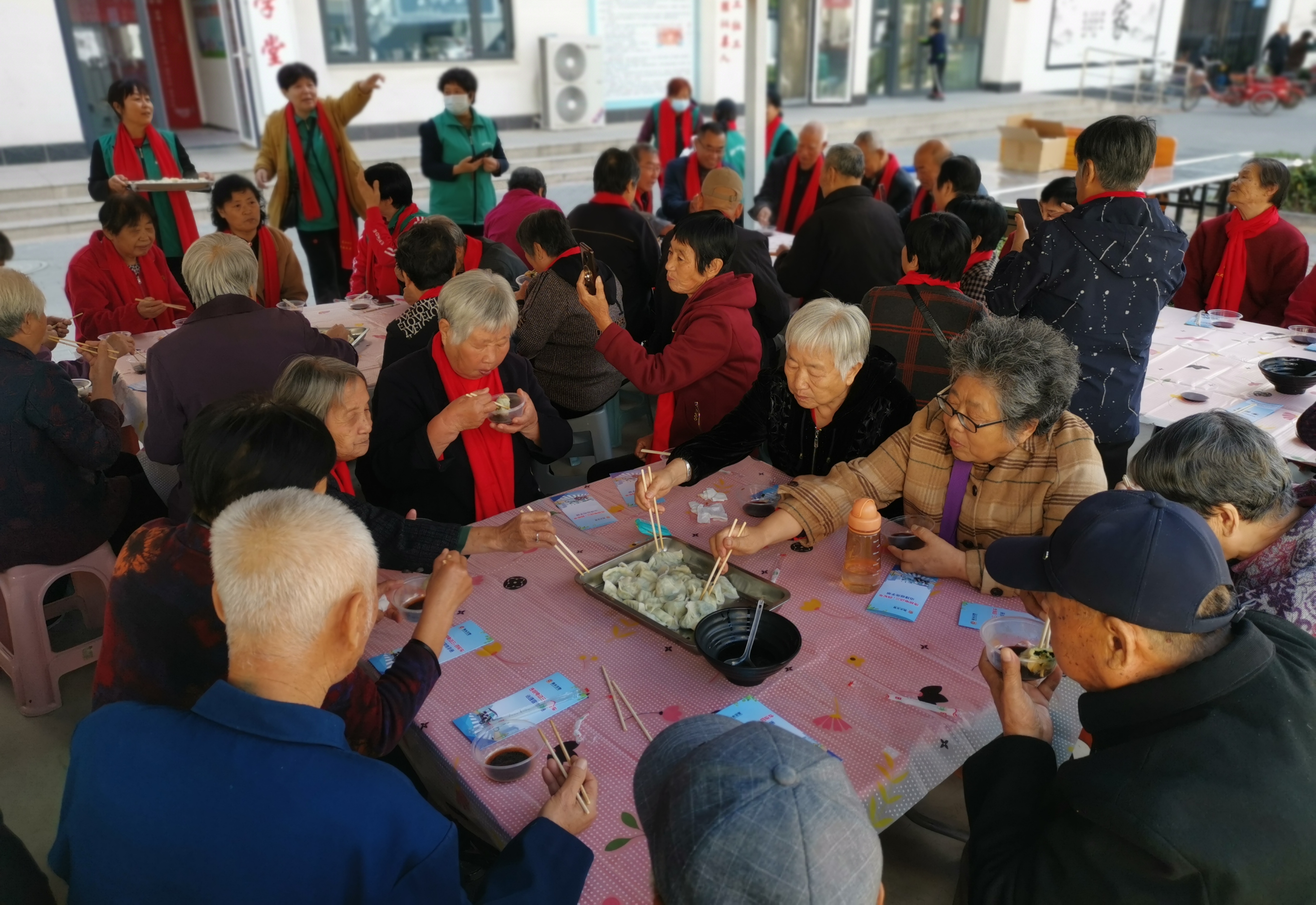 ‘Kaiyun官方网’衡水市初心社会工作服务中心为近百位老人举办饺子宴欢度重阳节(图3)