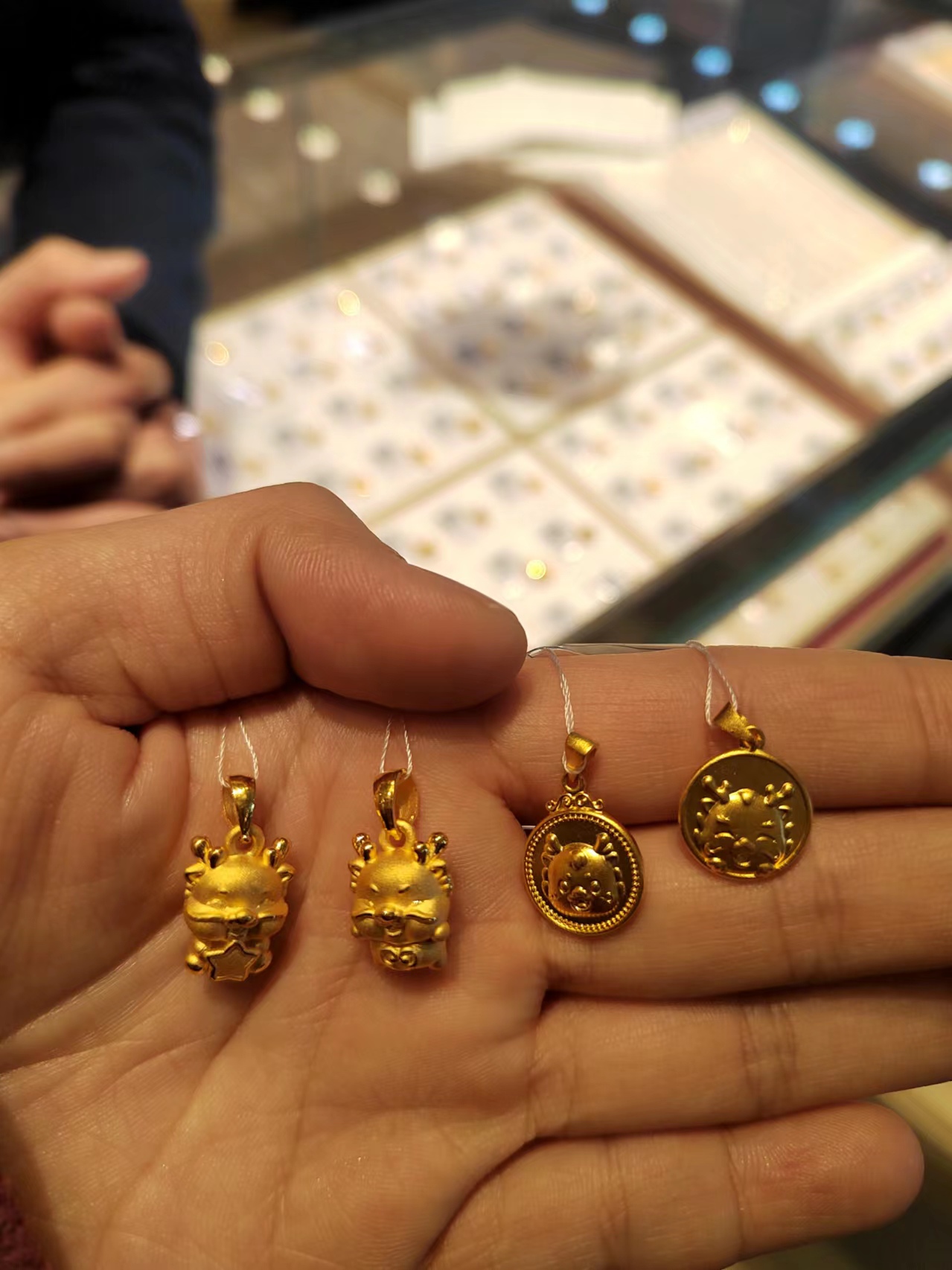 春节临近龙元素黄金饰品受追捧