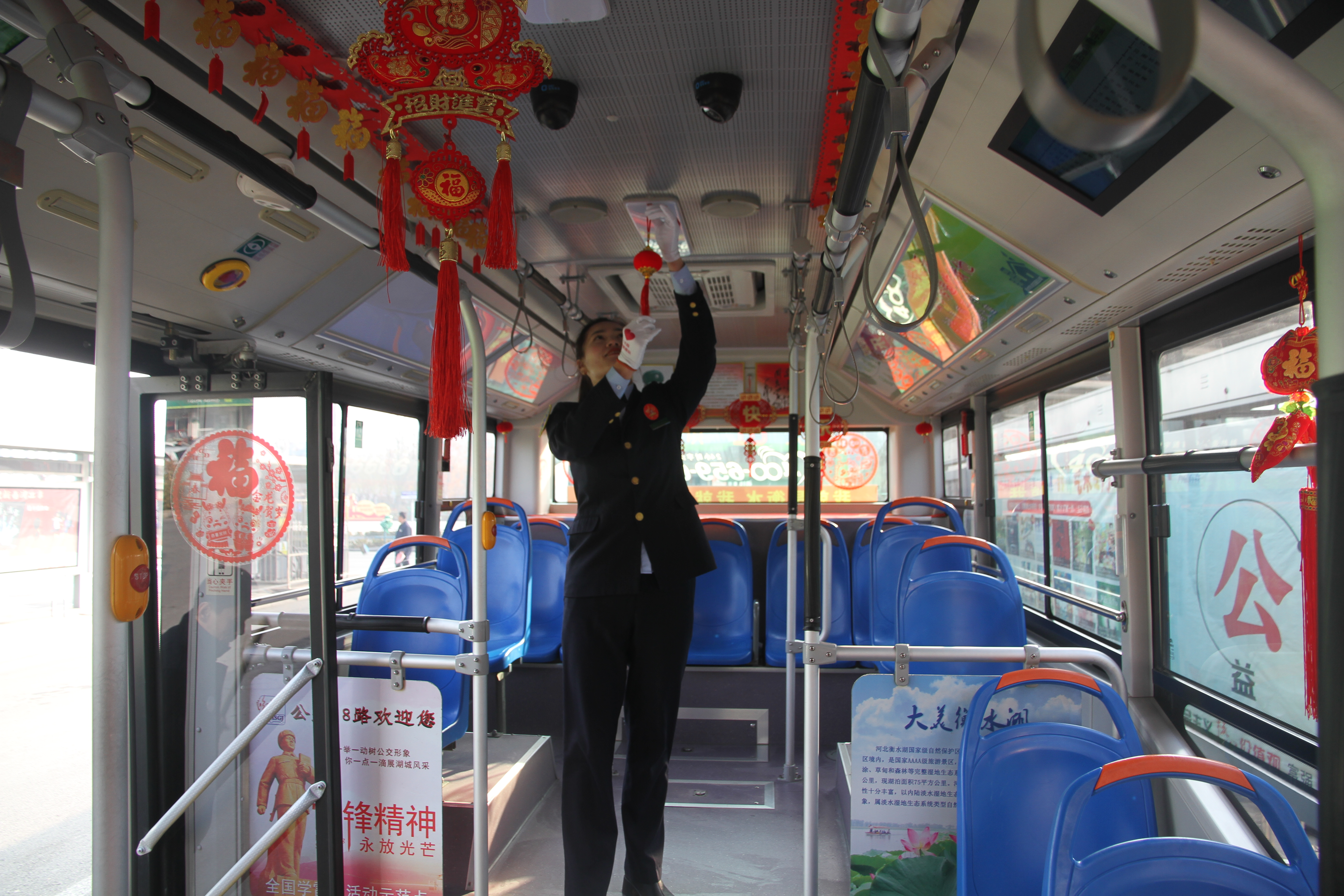 坐公交品年味衡水18路公交新春主题车厢温馨上线