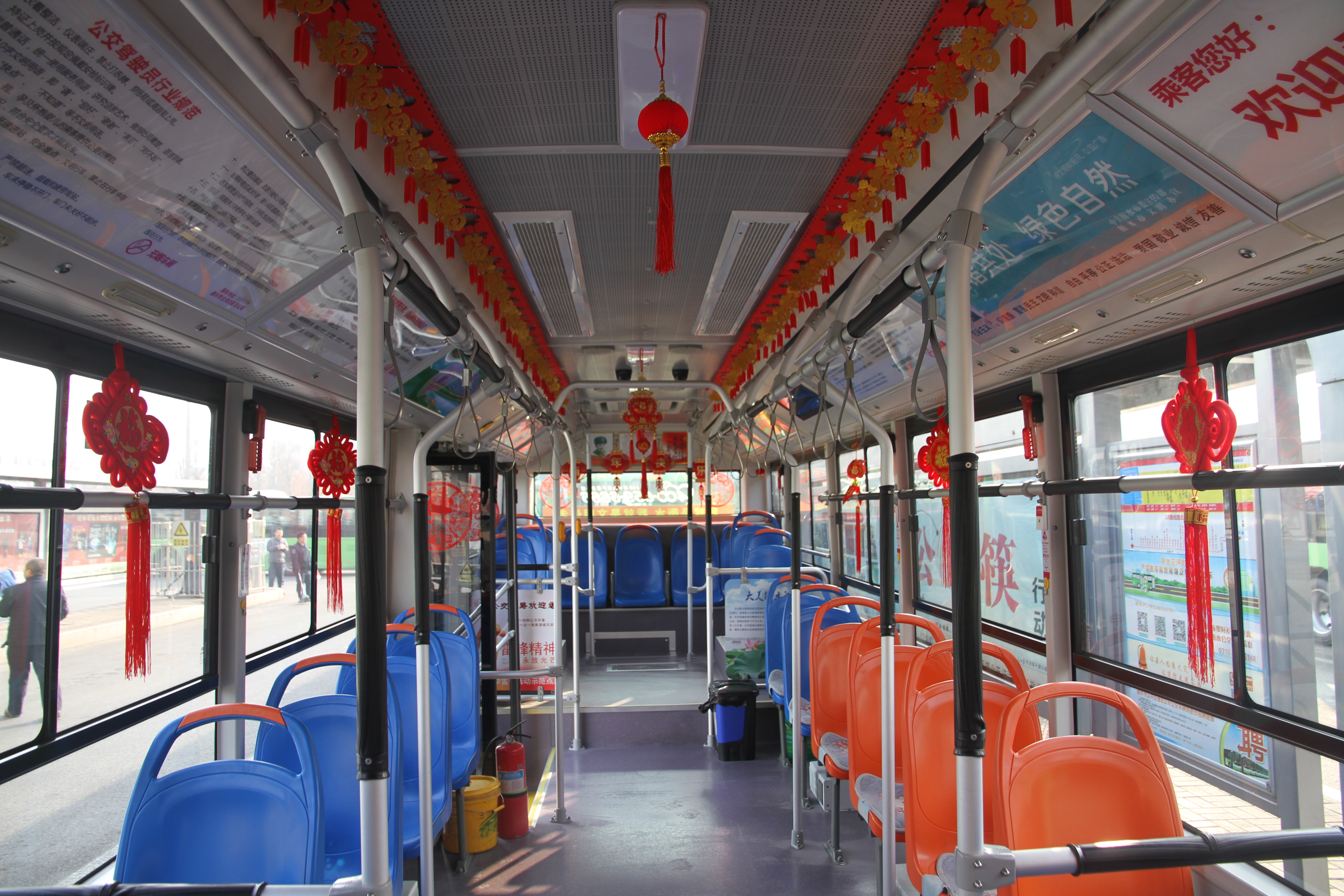 坐公交品年味衡水18路公交新春主题车厢温馨上线