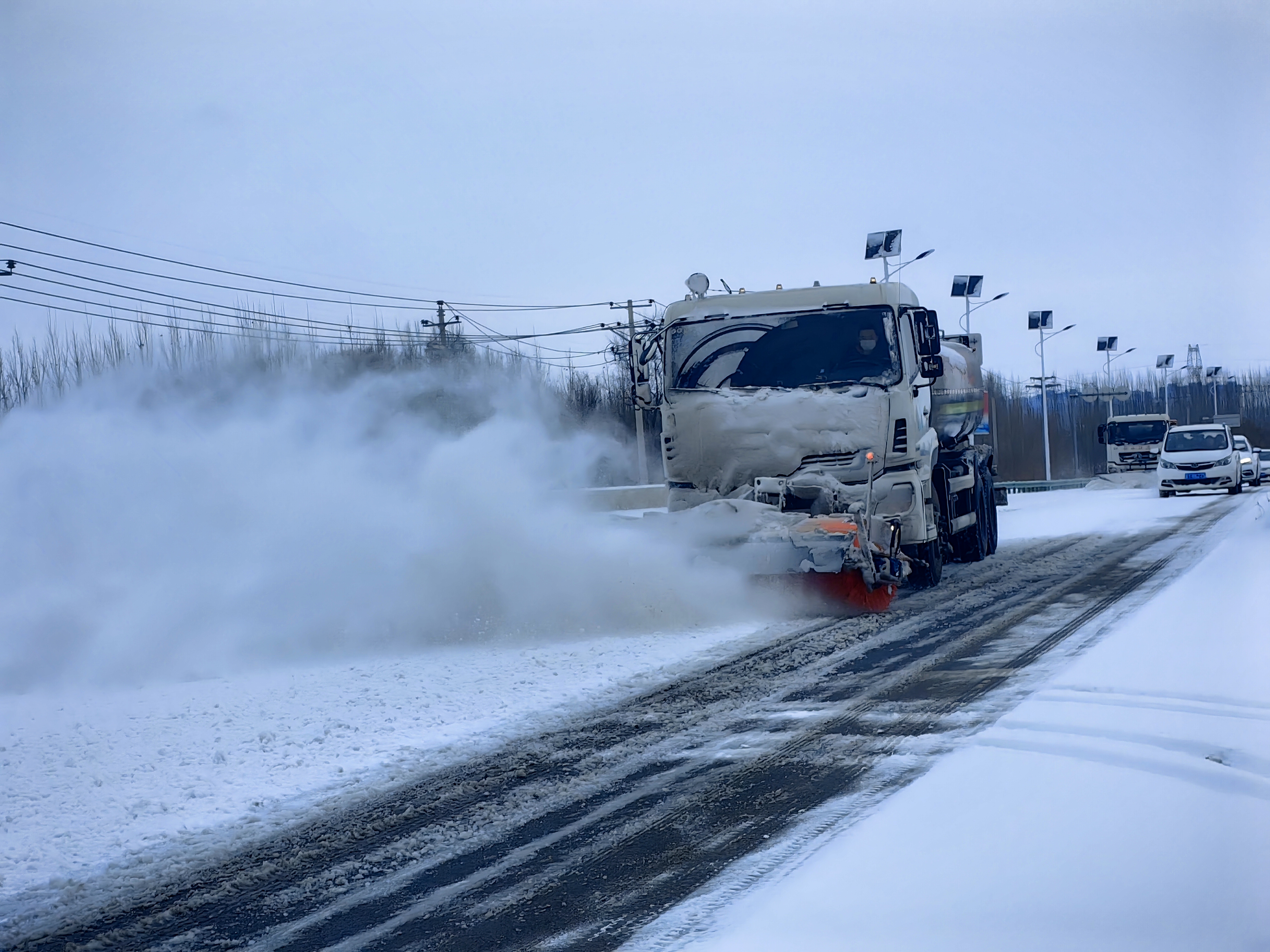 衡水市环卫中心全力以赴清雪除冰保畅通