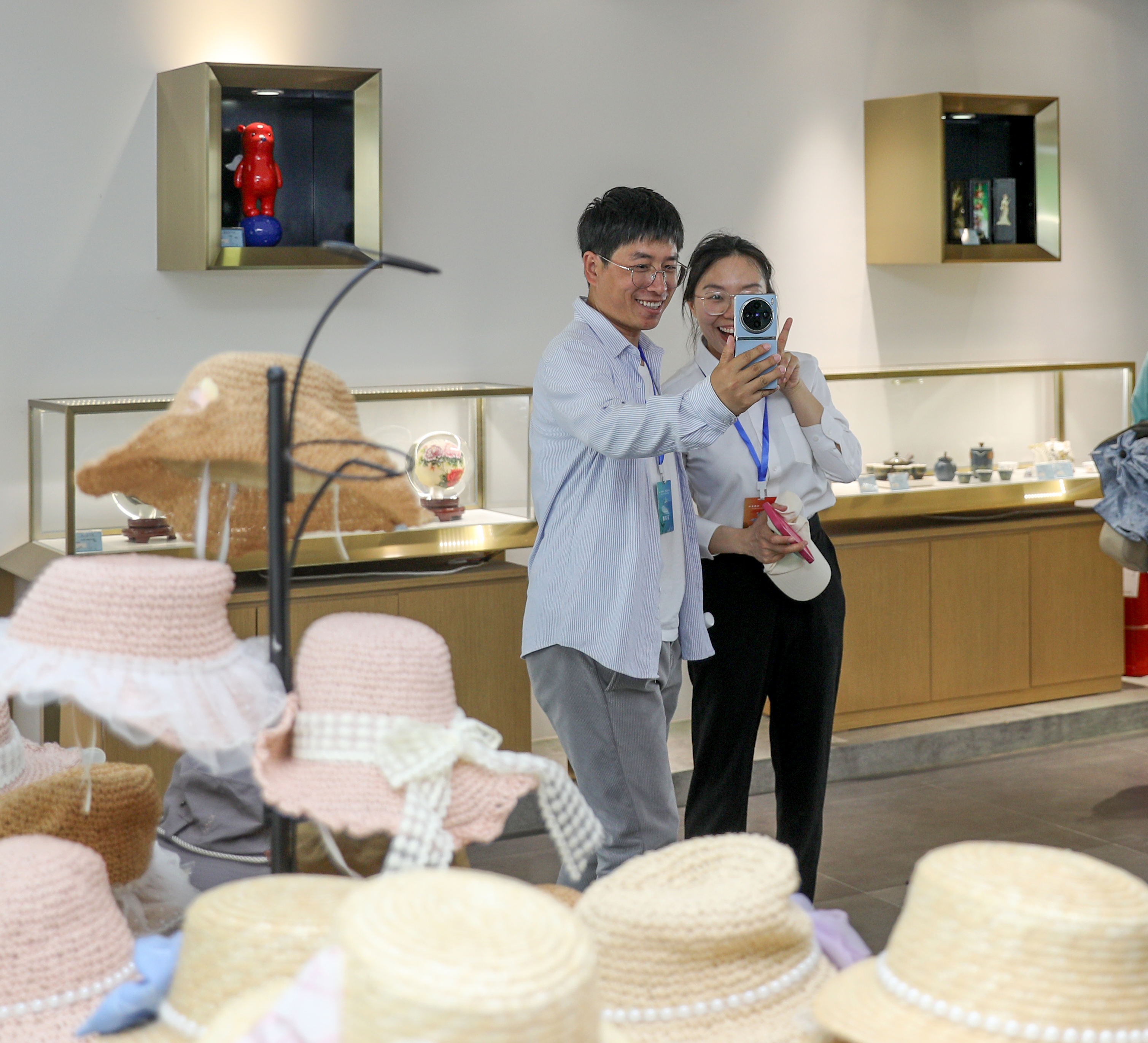 当日13时30分许,采风团乘车抵达衡水湖马拉松广场.
