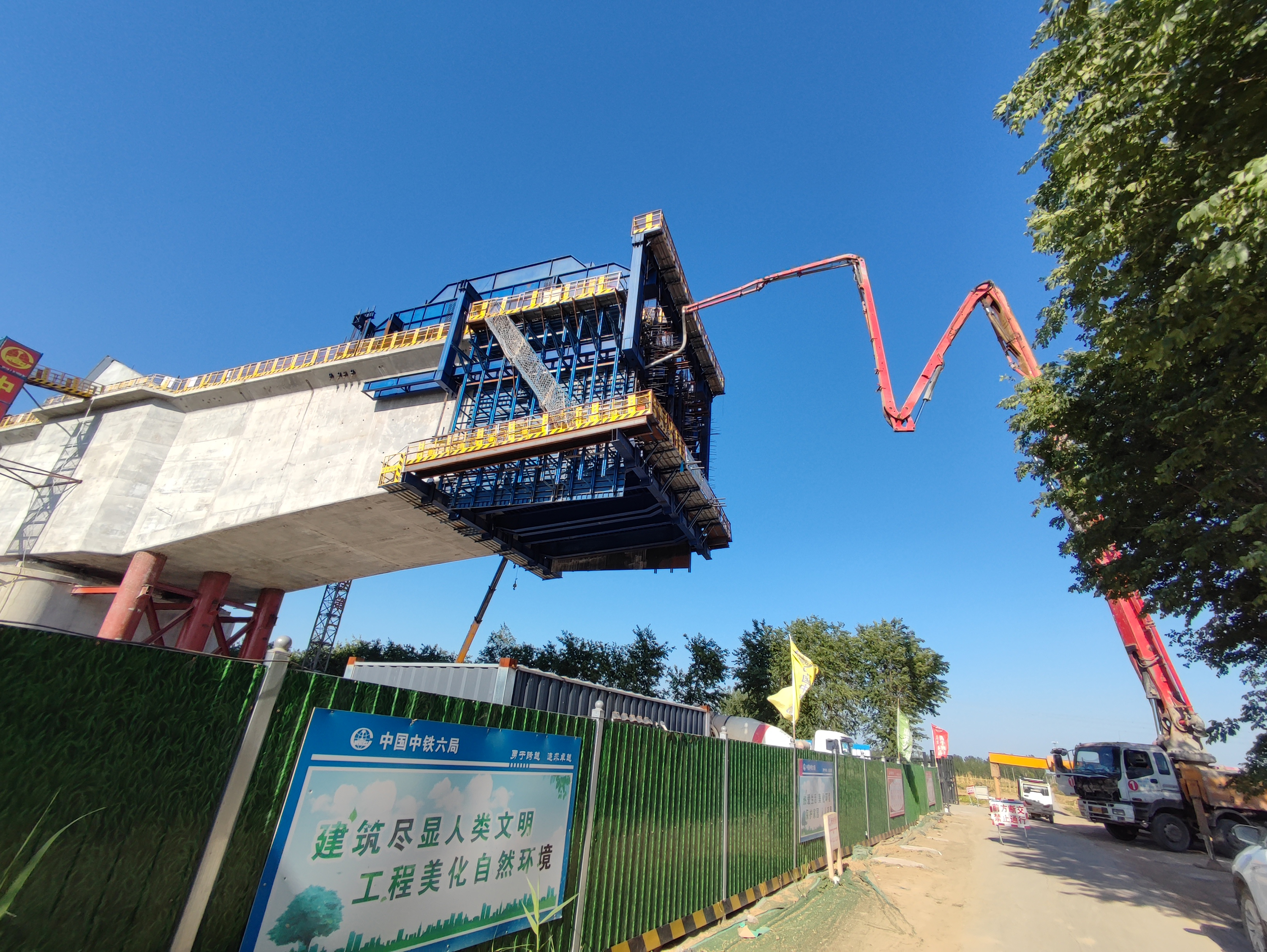 雄商高铁枣强特大桥跨大广高速连续梁拱9米悬浇节段完成