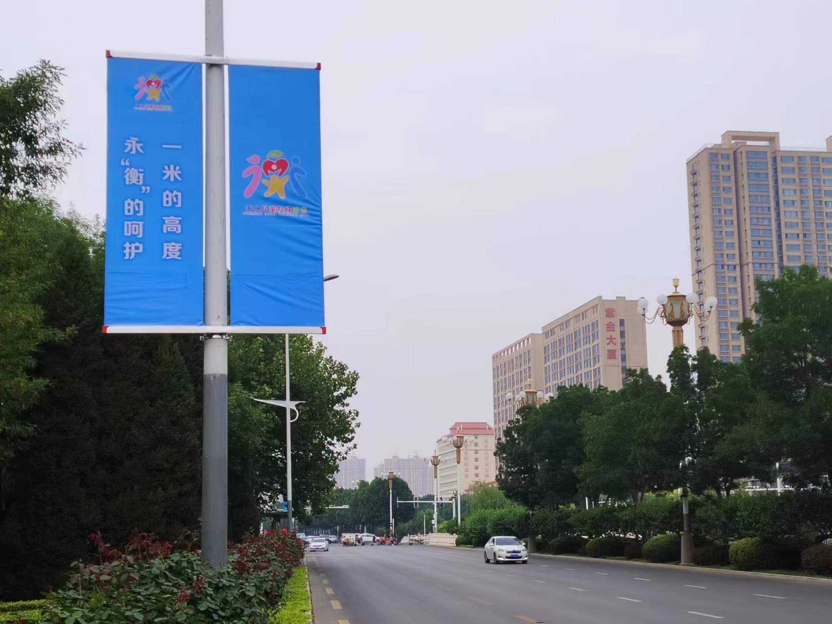 120面儿童友好宣传道旗"亮相"衡水市区