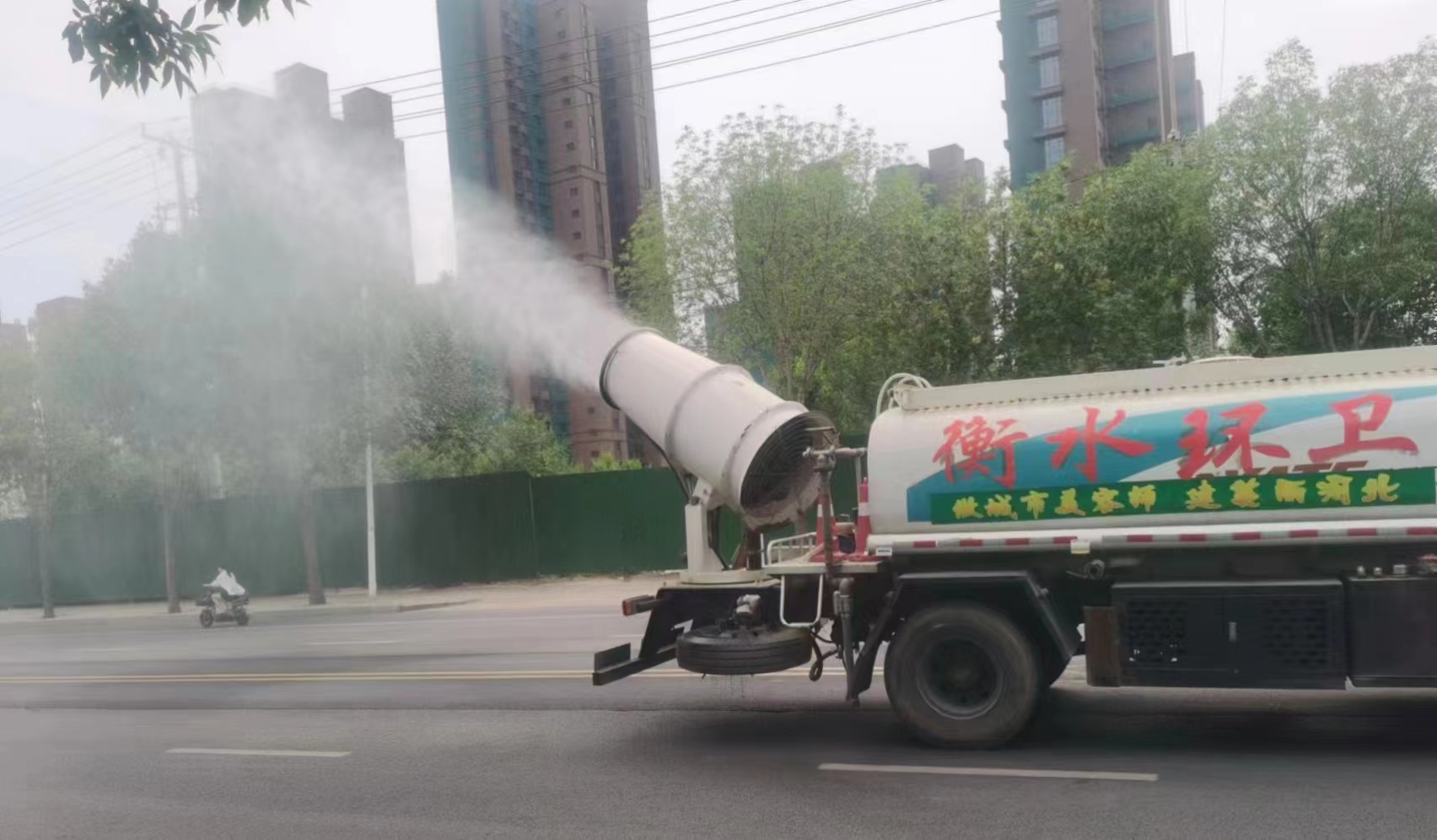 衡水市环卫中心:洒水车,雾炮车齐上阵给城市"降温"